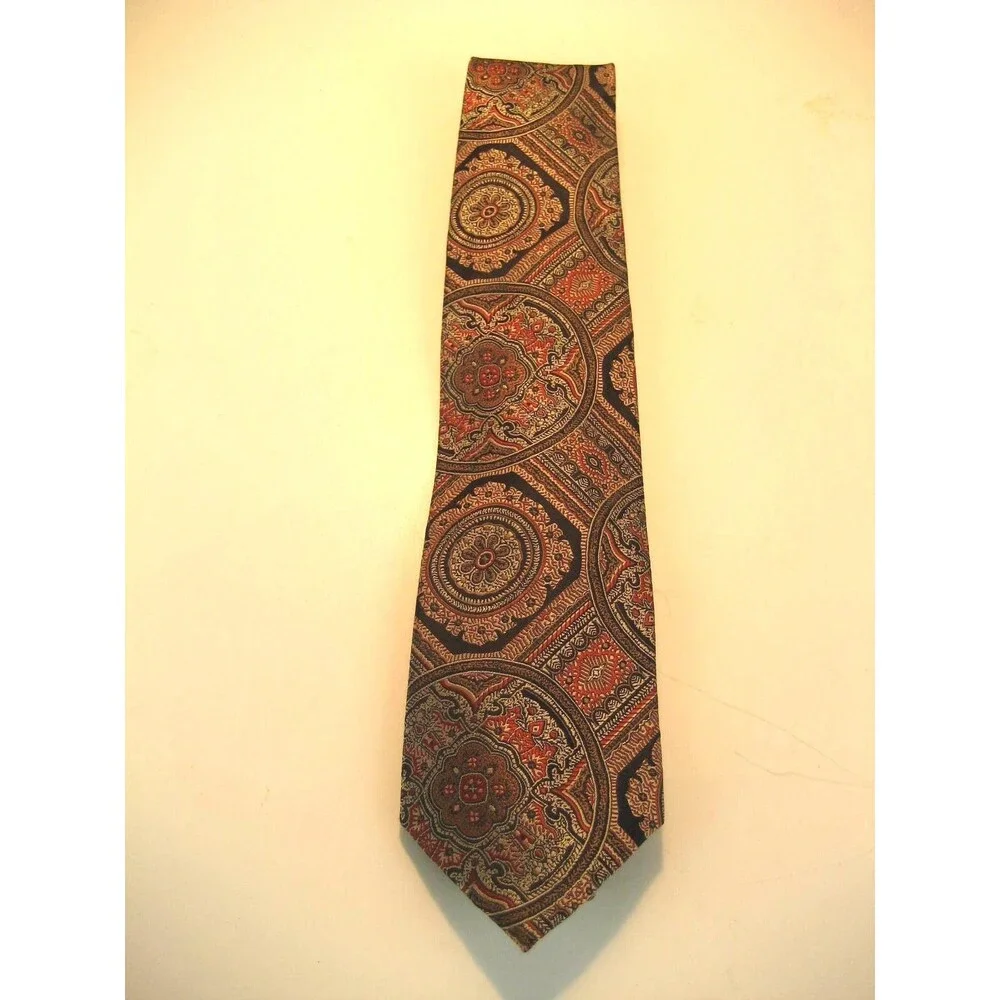 NWOT Pravata 100% Microfibre Geometric  Design Necktie